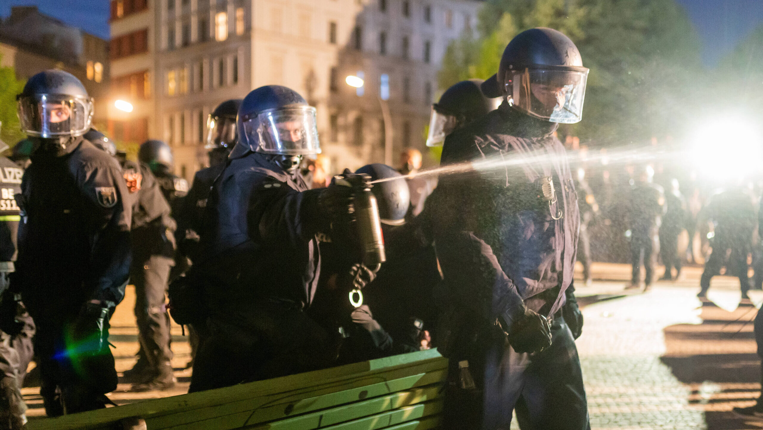 Polizist setzt Pfefferspray ein.