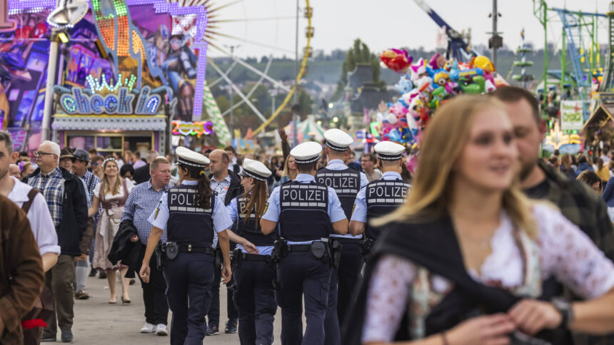 Polizisten laufen über ein Volksfest