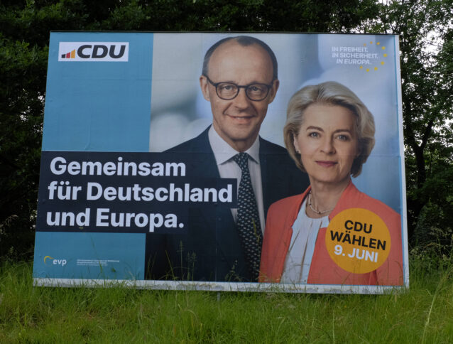 Ein großes Wahlplakat der CDU mit Friedrich Merz und Ursula von der Leyen und dem Slogan "Gemeinsam für Deutschland und Europa"