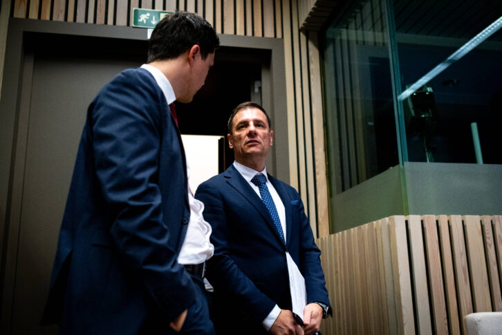 Zwei Männer in dunklen Anzügen