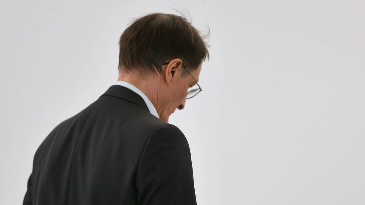 Karl Lauterbach von der Seite und vor grauem Hintergrund