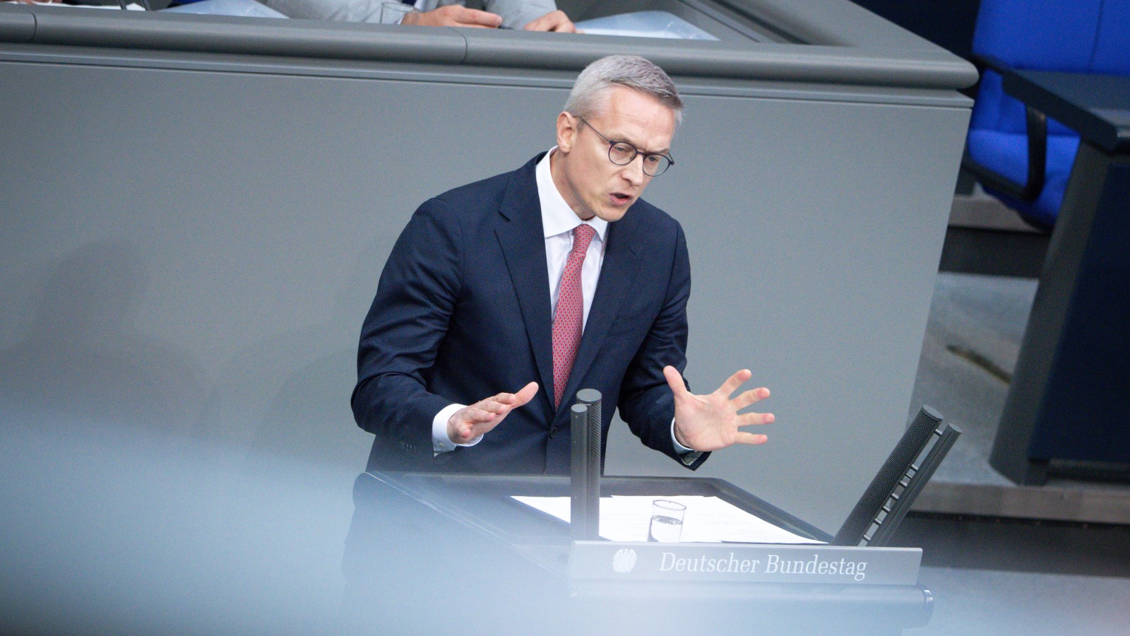 Karsten Wildberger, Bundesminister für Digitalisierung und Staatsmodernisierung, am Redepult im Deutschen Bundestag in Berlin.