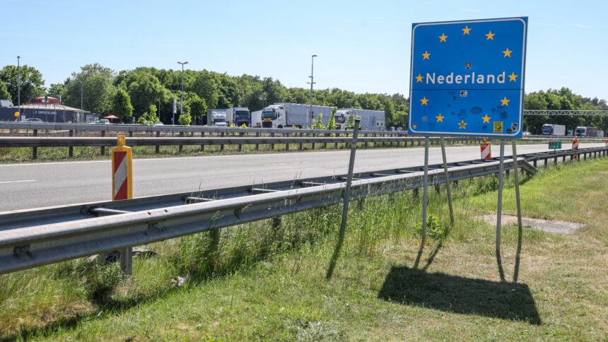 Granzübergang zu den Niederlanden mit einem Schild an einer Autobahn.