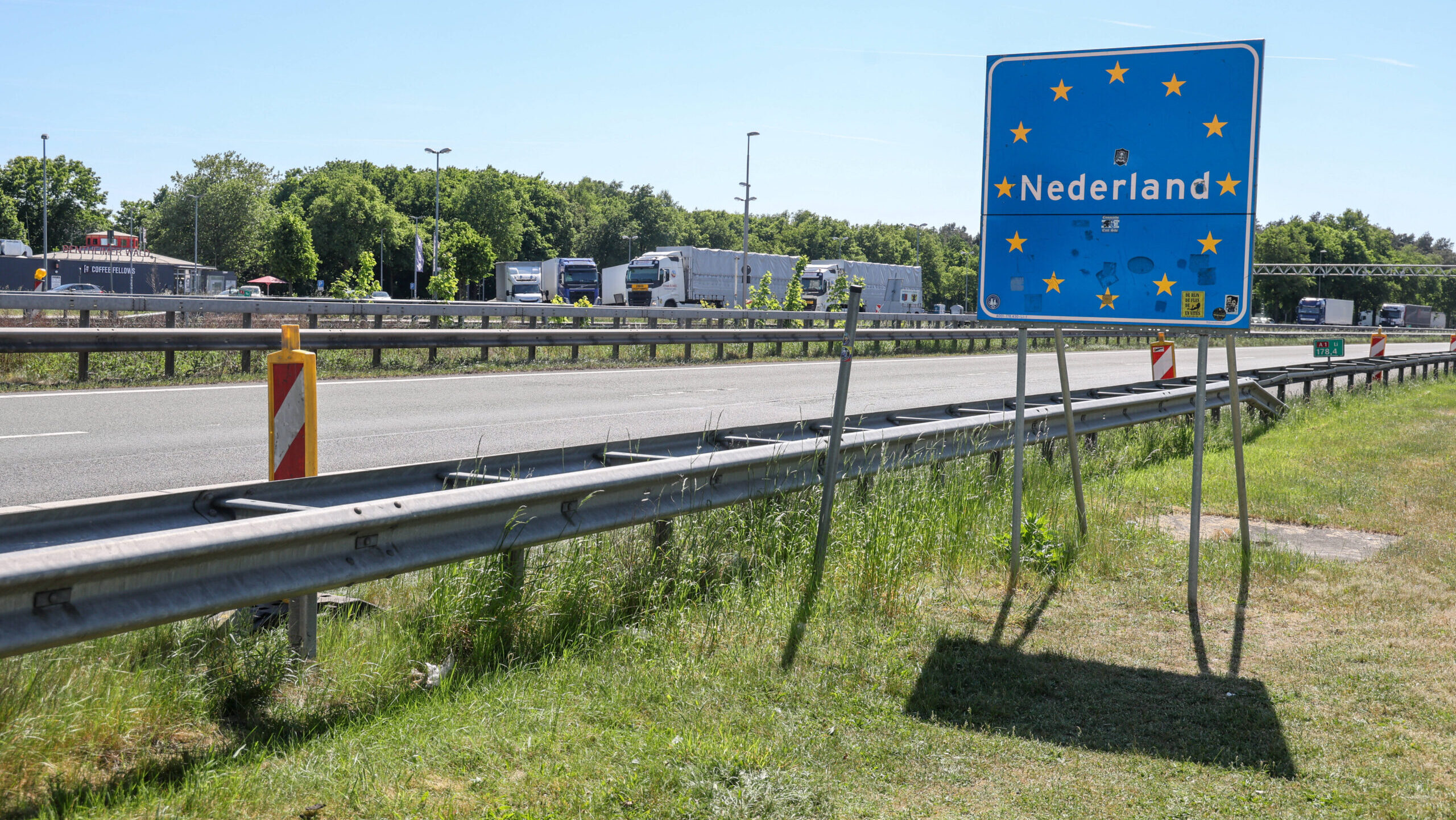 Granzübergang zu den Niederlanden mit einem Schild an einer Autobahn.