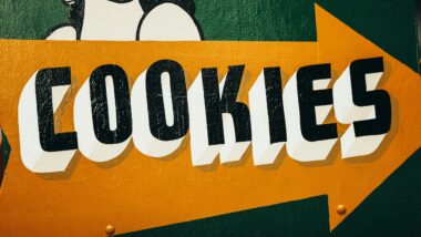 Ein altmodisches Blechschild mit der Aufschrift "Cookies"