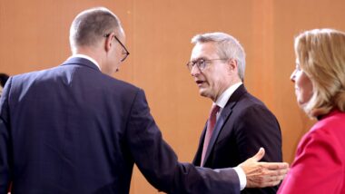 linke Seite des Bildes: von hinten Friedrich Merz (CDU); daneben von der Seite Karsten Wildberger (CDU); daneben von der Seite Bärbel Das (SPD)