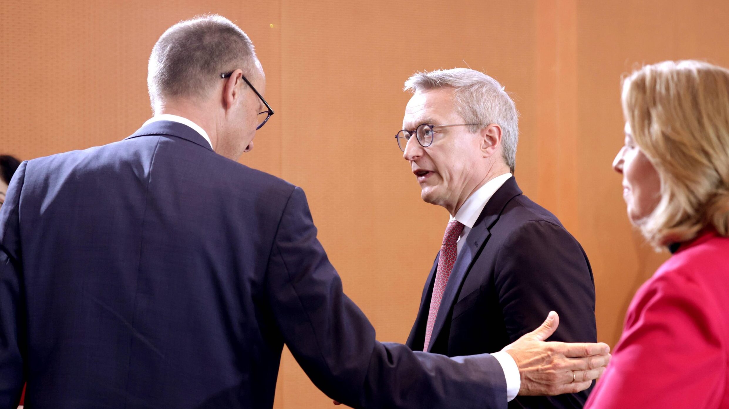 linke Seite des Bildes: von hinten Friedrich Merz (CDU); daneben von der Seite Karsten Wildberger (CDU); daneben von der Seite Bärbel Das (SPD)