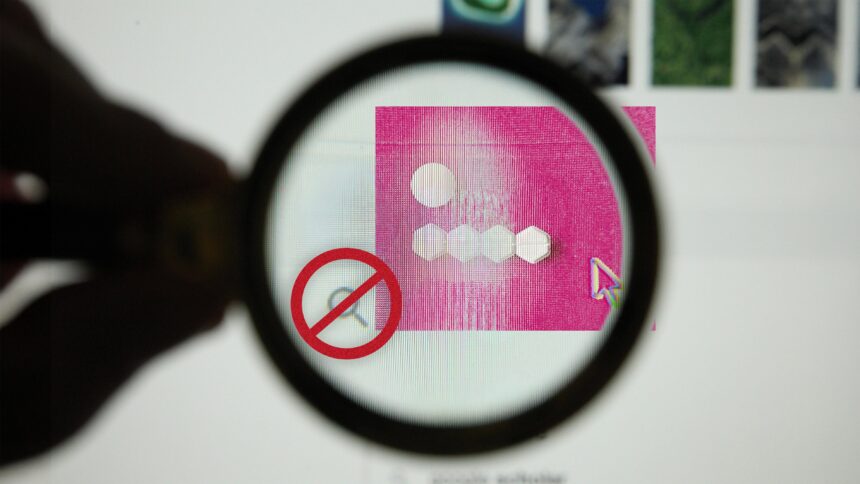 im Hintergrund: auf dem Bildschirm die Seite einer Suchmaschine, zu sehen ein Bild mit weißen Tabletten daneben die Lupe als Symbol für die Websuche, darüber ein Verbotszeichen; im Vordergrund: eine Hand, die eine Lupe hält
