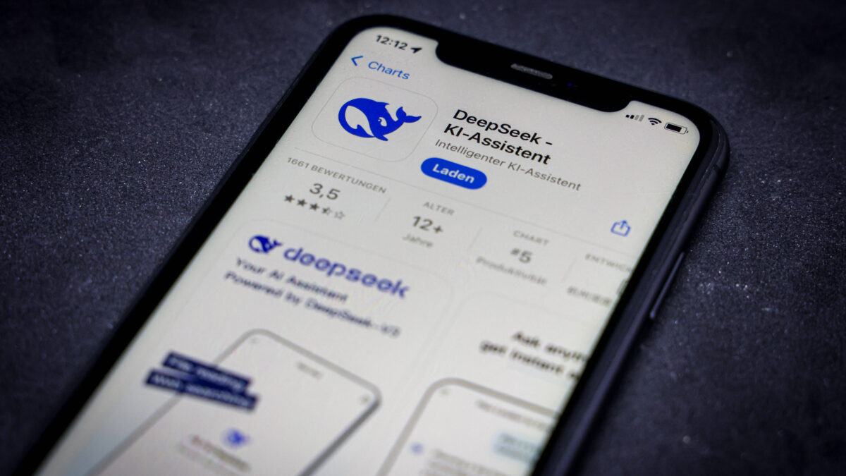 Smartphone mit geöffnetem Apple-App-Store auf dem Screen