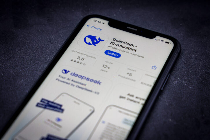 Smartphone mit geöffnetem Apple-App-Store auf dem Screen