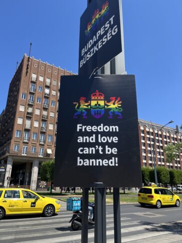 Plakat "Freedom and Love can't be banned"