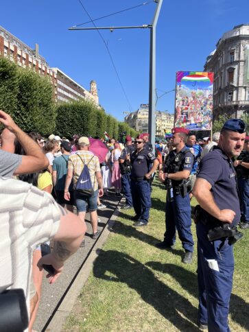Polizei filmt Menge mit Handkamera