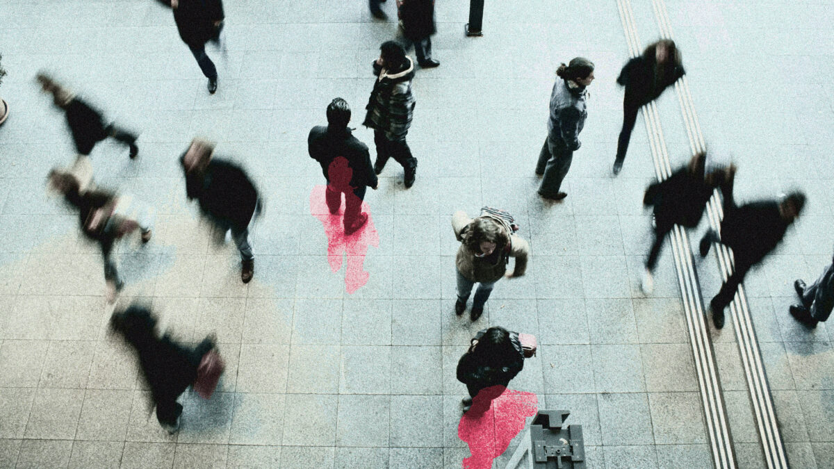 Ein Platz von oben fotografiert mit mehreren Menschen, zwei Personen haben einen rot gefärbten Schatten.