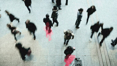 Ein Platz von oben fotografiert mit mehreren Menschen, zwei Personen haben einen rot gefärbten Schatten.