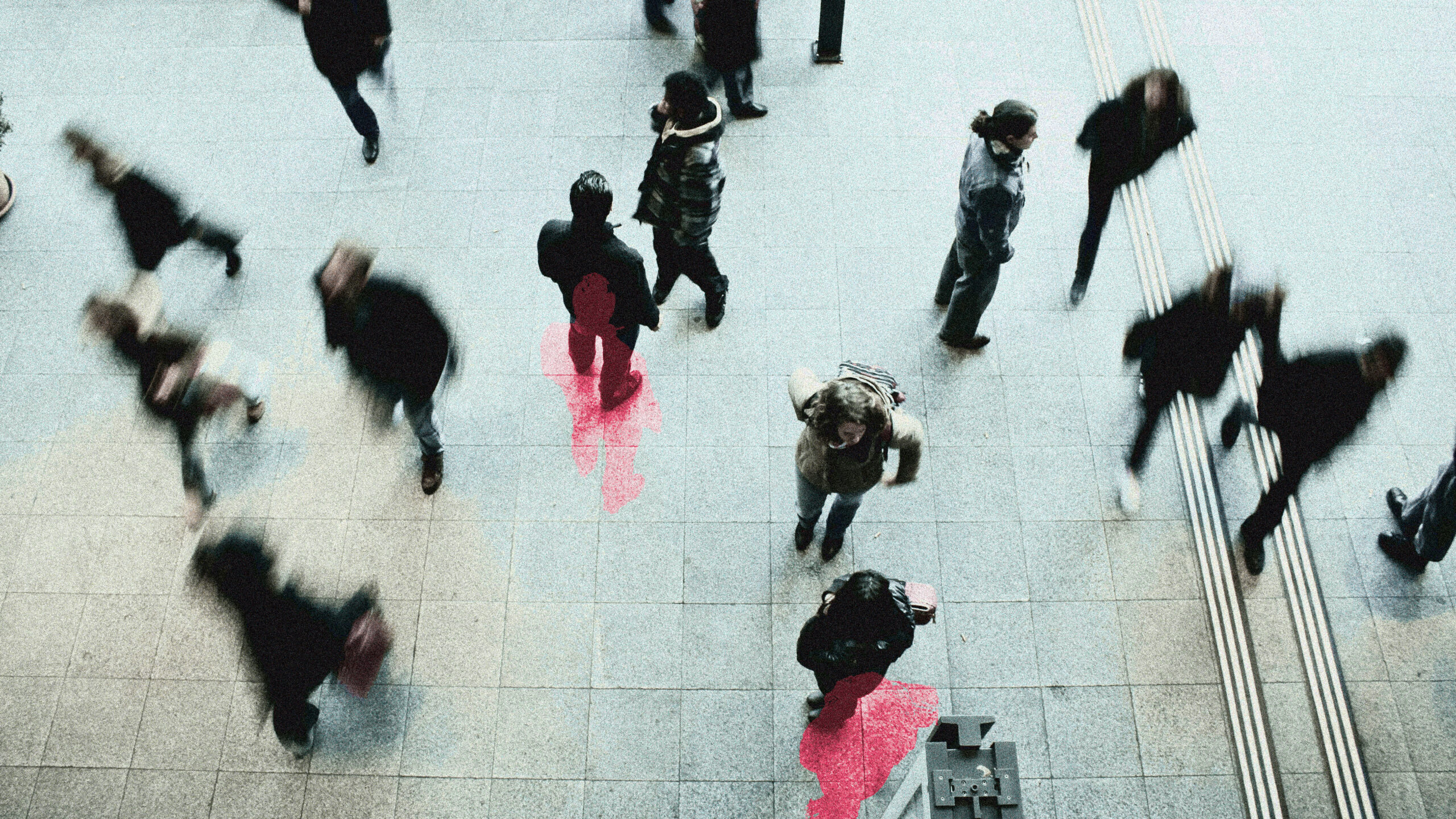 Ein Platz von oben fotografiert mit mehreren Menschen, zwei Personen haben einen rot gefärbten Schatten.