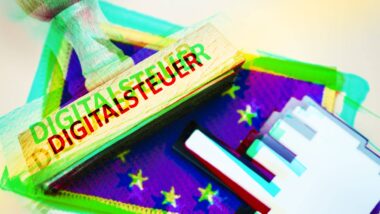 Ein digital verzerrtes Bild zeigt einen Digitalsteuer-Stempel über einer EU-Flagge