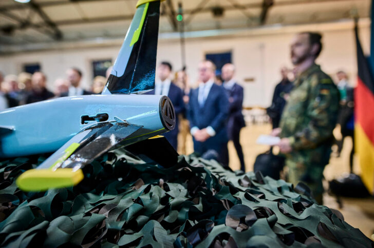 Bundesverteidigungsminister Boris Pistorius (SPD) besucht das Cyber Innovation Hub. Im Vordergrund Technik für die Drohnenabwehr.