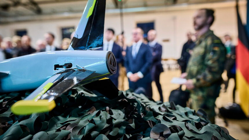 Bundesverteidigungsminister Boris Pistorius (SPD) besucht das Cyber Innovation Hub. Im Vordergrund Technik für die Drohnenabwehr.