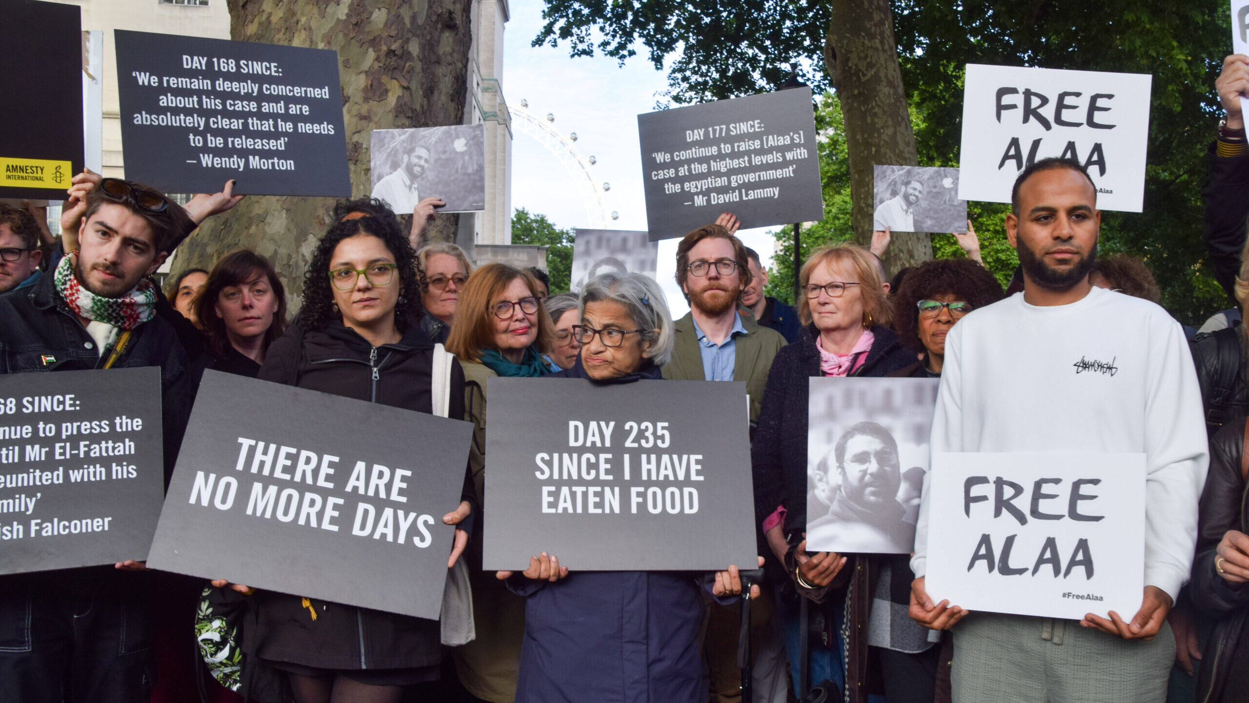 Menschen mit Schildern fordern die Freilassung von Alaa Abd el Fattah