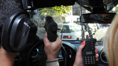 Menschen mit Spionagetechnik in einem Auto.