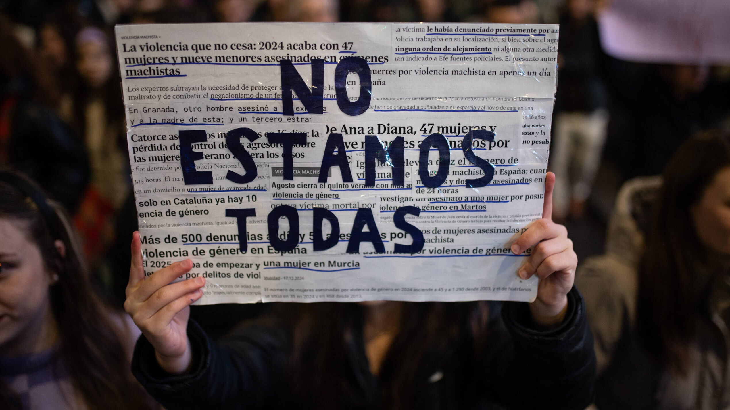 Demoschild mit Spruch "No estamos todas" - Wir sind nicht alle.