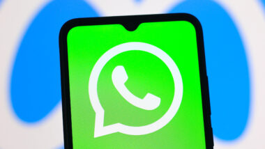 Ein Smartphone auf dem das WhatsApp-Logo zu sehen ist.