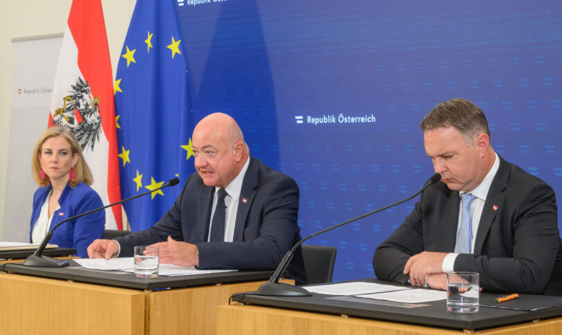 Aussenministerin Beate Meinl-Reisinger NEOS , Bundeskanzler Christian Stocker ÖVP und Vizekanzler Andreas Babler SPÖ beim Pressefoyer nach dem Minsterrat im Parlament.
