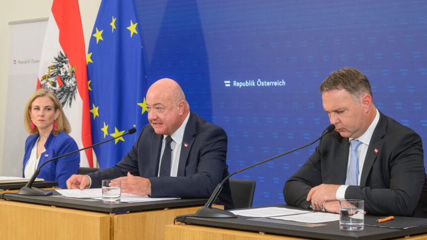 Aussenministerin Beate Meinl-Reisinger NEOS , Bundeskanzler Christian Stocker ÖVP und Vizekanzler Andreas Babler SPÖ beim Pressefoyer nach dem Minsterrat im Parlament.