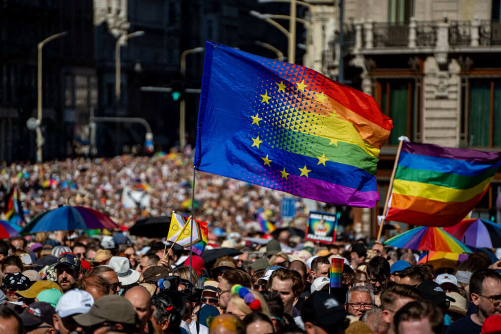 Menschenmenge mit Regenbogen- und Europaflagge