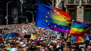 Menschenmenge mit Regenbogen- und Europaflagge