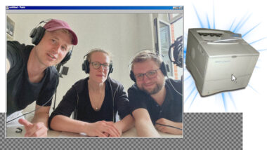 Eine Collage aus einem altmodischen Kopierer und einem Foto der Podcaster:innen mit großen Kopfhörern auf