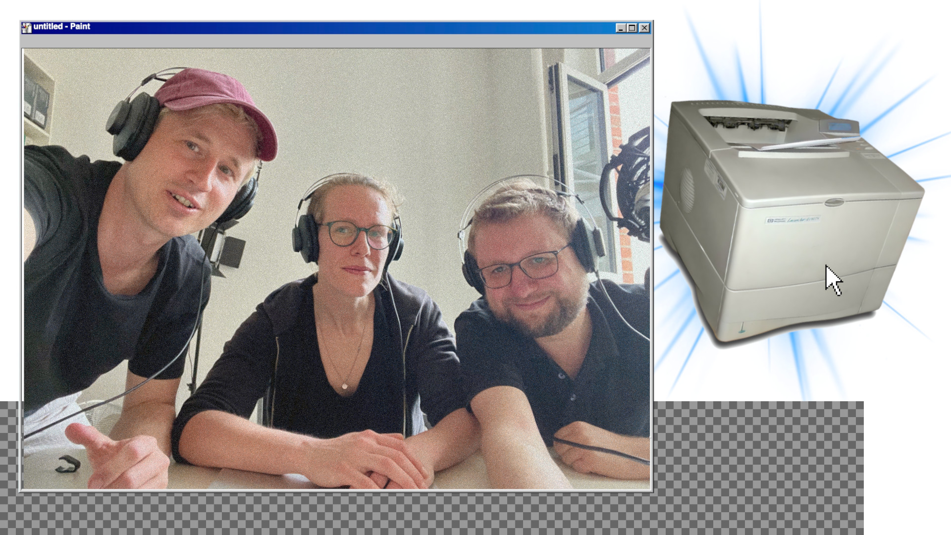 Eine Collage aus einem altmodischen Kopierer und einem Foto der Podcaster:innen mit großen Kopfhörern auf