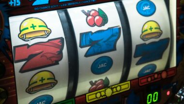 Ein Spielautomat mit drei rotierenden Spalten auf denen verschiedene Symbole abgebildet sind