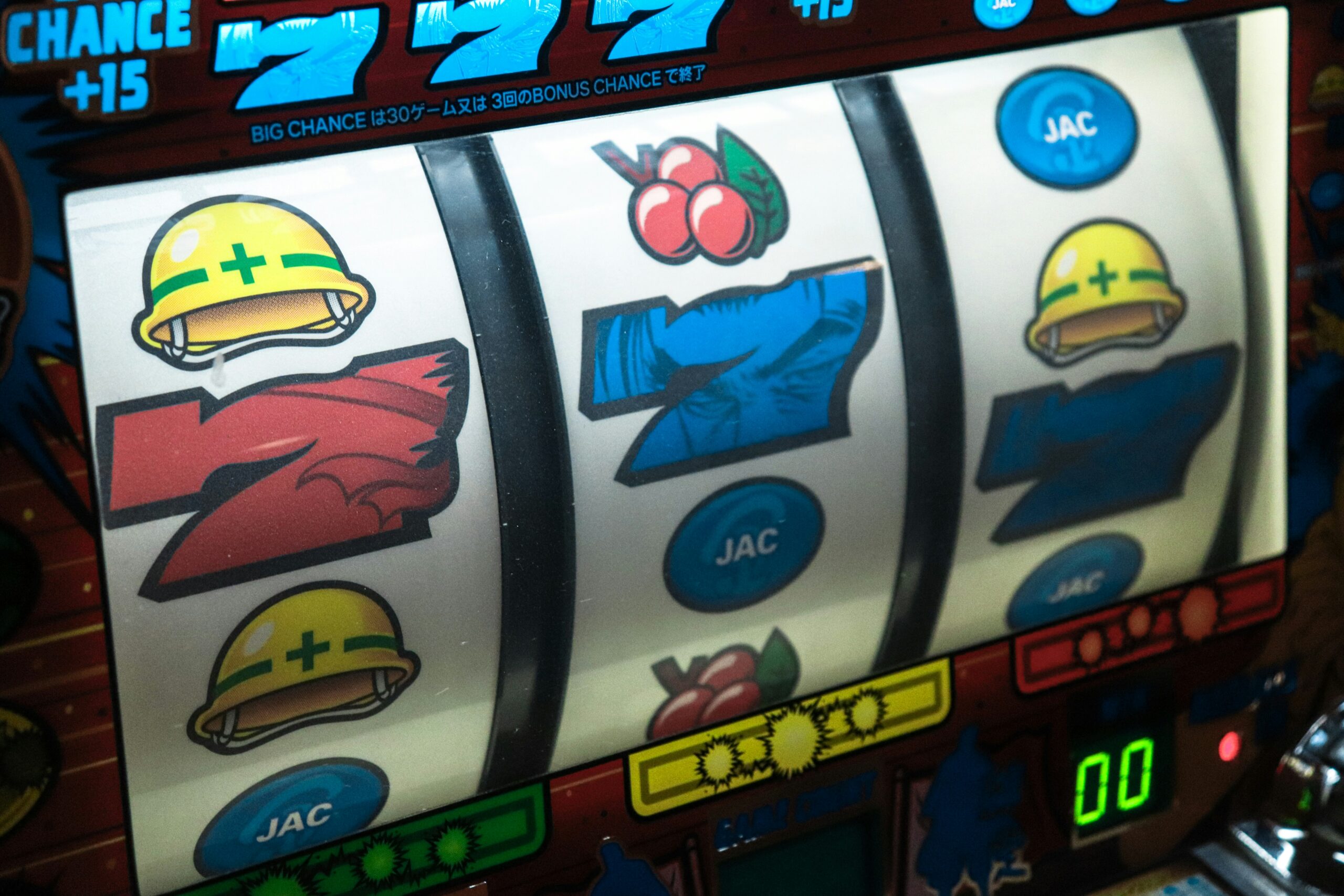 Ein Spielautomat mit drei rotierenden Spalten auf denen verschiedene Symbole abgebildet sind