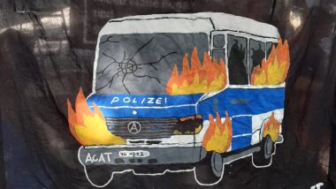 Ein gemalter Polizeitransporter der brennt.