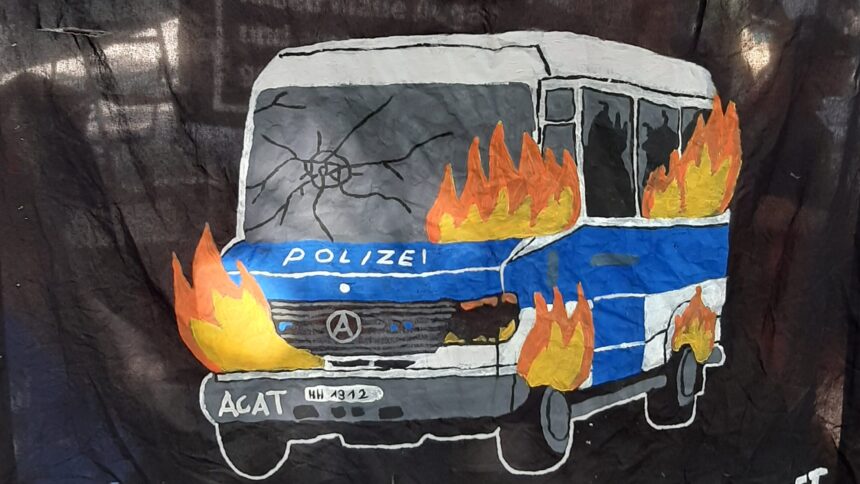 Ein gemalter Polizeitransporter der brennt.