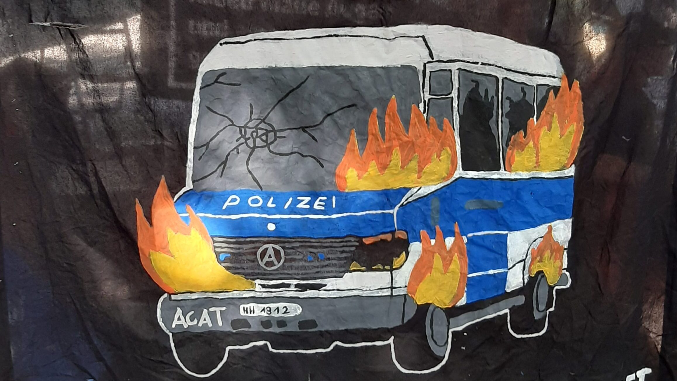 Ein gemalter Polizeitransporter der brennt.