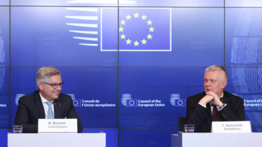 Zwei Männer vor EU-Logoi