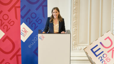 Europaministerin Marie Bjerre auf dem Rednerpodium