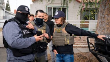US-Heimatschutzministerin Kristi Noem mit Beamten in Militärmontur