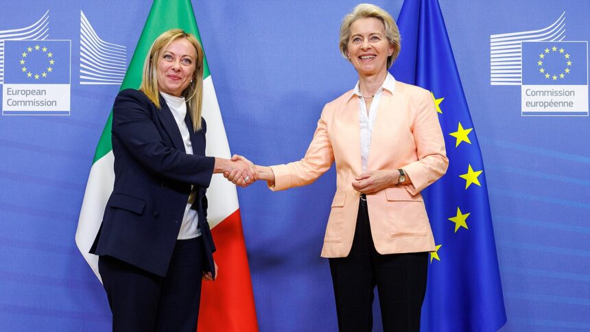 Giorgia Meloni und Ursula von der Leyen beim Handschlag.