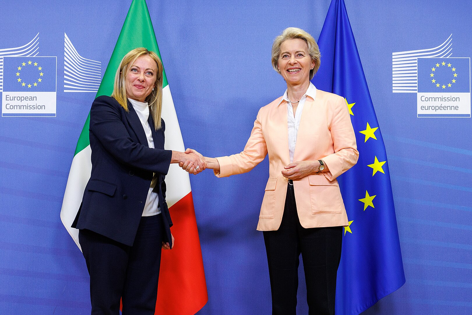Giorgia Meloni und Ursula von der Leyen beim Handschlag.