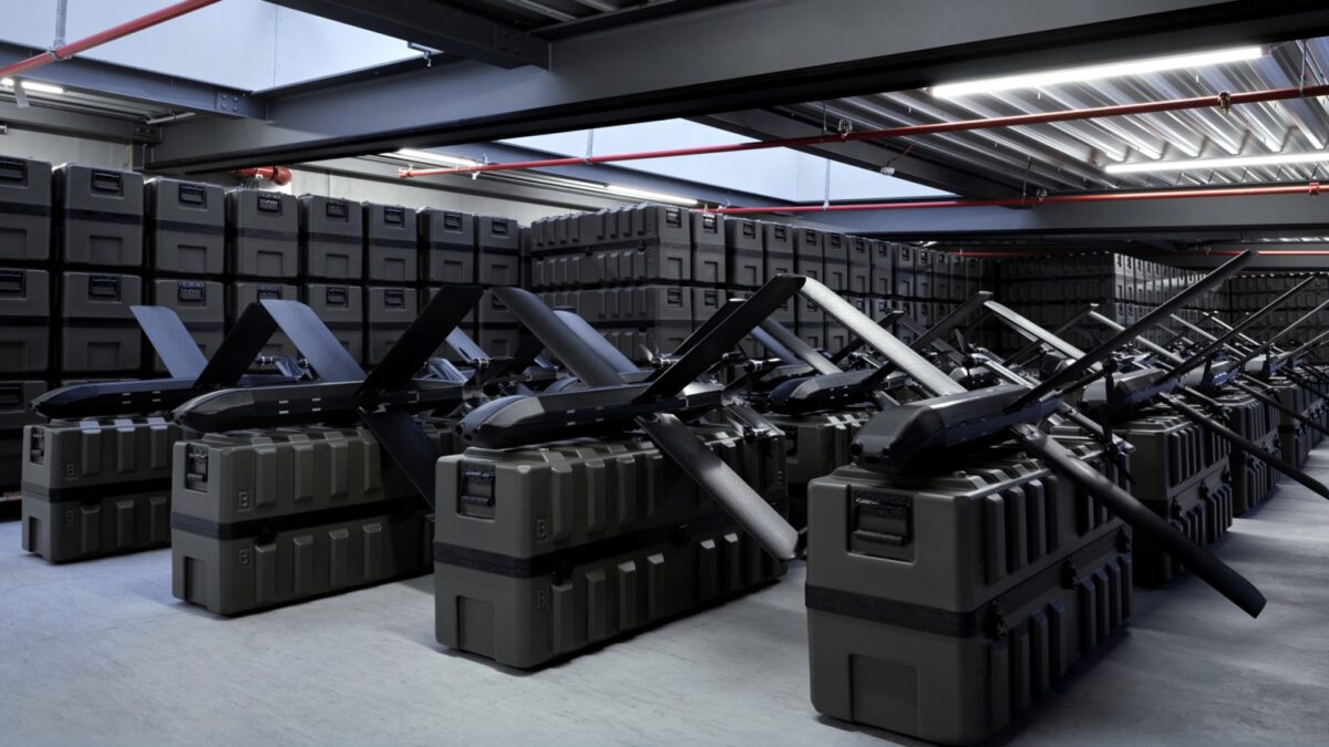 Eine düstere Lagerhalle mit Drohnen