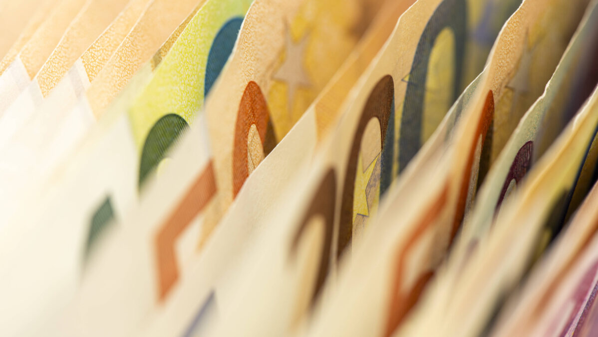 Nahansicht verschiedener Geldscheine.