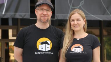 Annette Linder und Marco Rosenthal vor dem HNF in Paderborn.