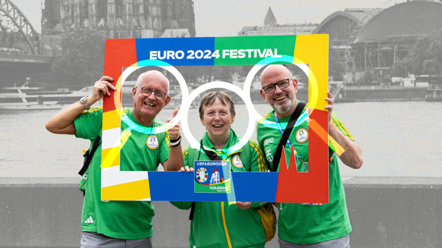 EM-Volunteers bei einem Gruppenfoto in Köln