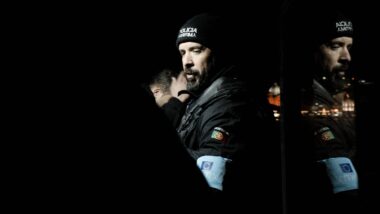 Polizist mit Frontex-Armbinde in der Nacht