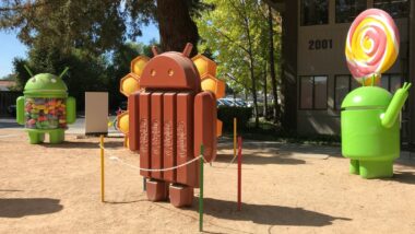 Ein Spielplatz mit bunten Android-Figuren in der Sonne