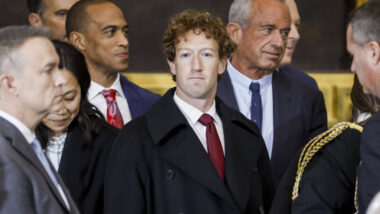 Mark Zuckerberg in der Mitte des Bildes