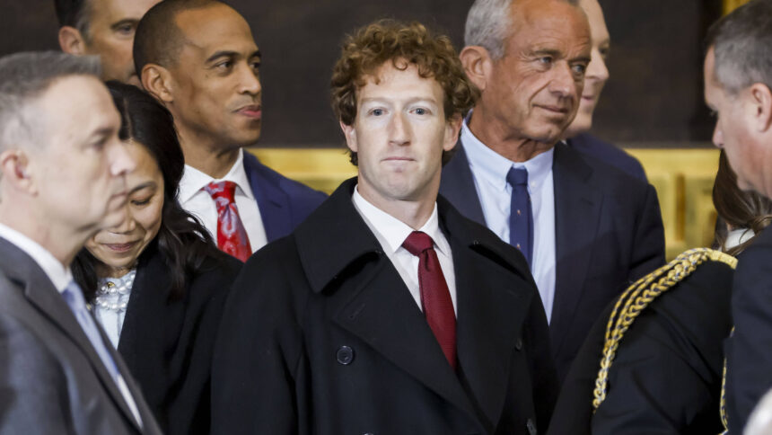Mark Zuckerberg in der Mitte des Bildes